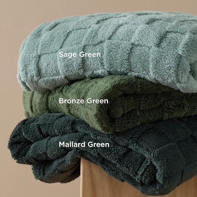 Bedsure GentleSoft King Size Blanket for Bed - Super Soft Cozy Blankets for Women Men Girls, Large Fuzzy Fleece Throw for Bedroom Decor, Dark Green,108x90 Inches