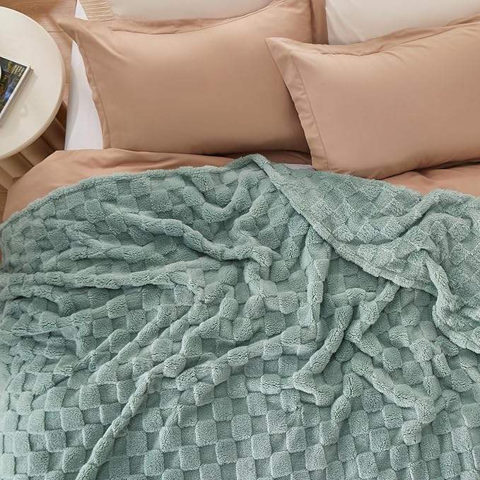 Bedsure GentleSoft Full Size Blankets for Bed Sage Green - Super Soft Cozy Fleece Blanket for Women Men Girls, Large Fuzzy Throws for Bedroom Decor, 84x90 Inches
